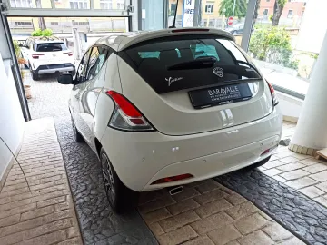 Car image 10