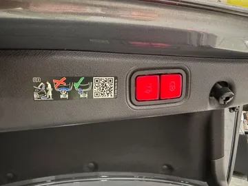 Car image 32