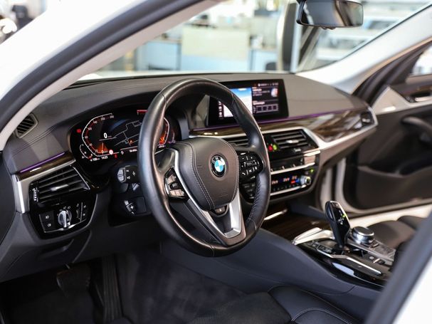 BMW 520i Luxury Line 135 kW image number 3