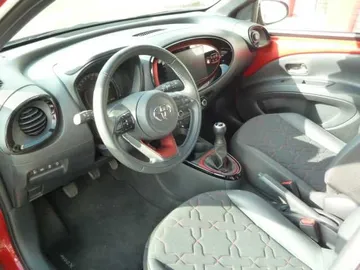 Car image 4