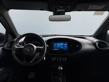 Car image 30