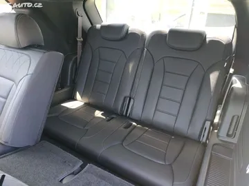 Car image 32