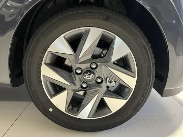Car image 25