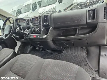 Car image 32
