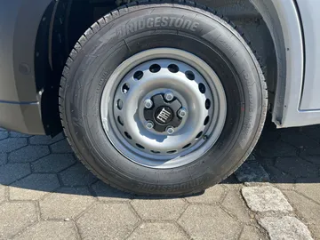 Car image 32