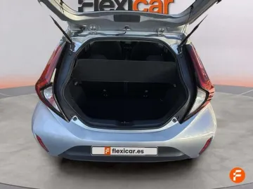 Car image 16