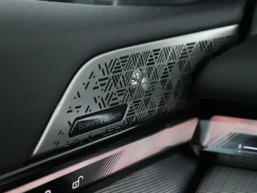 Car image 38