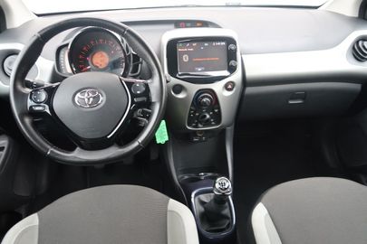 Car image 14