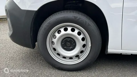 Car image 20