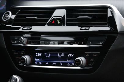 Car image 32