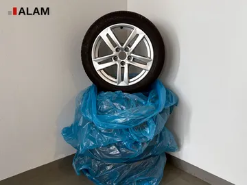 Car image 30