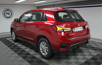 Car image 4