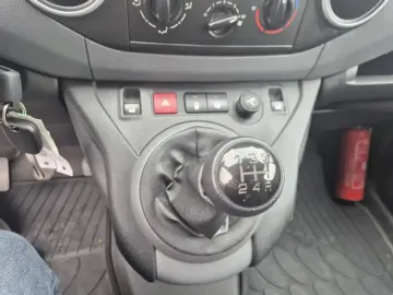 Car image 17