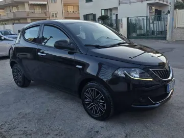 Car image 11