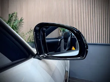Car image 32