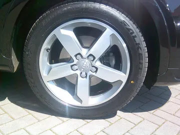 Car image 17
