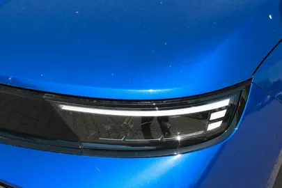Car image 25