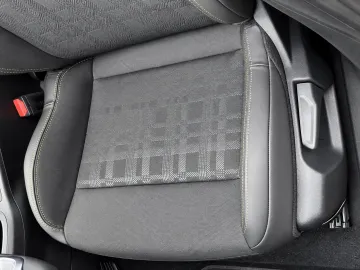 Car image 33