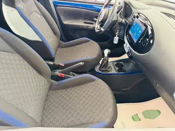 Car image 10