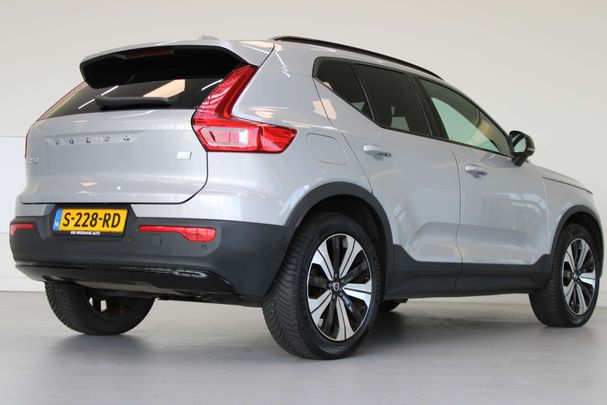 Volvo XC40 T4 Plus Dark 155 kW image number 2