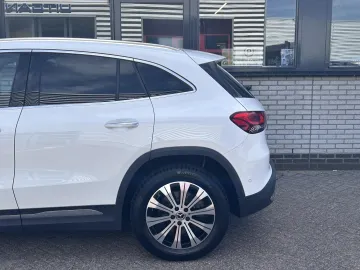 Car image 38