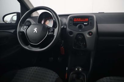 Car image 13