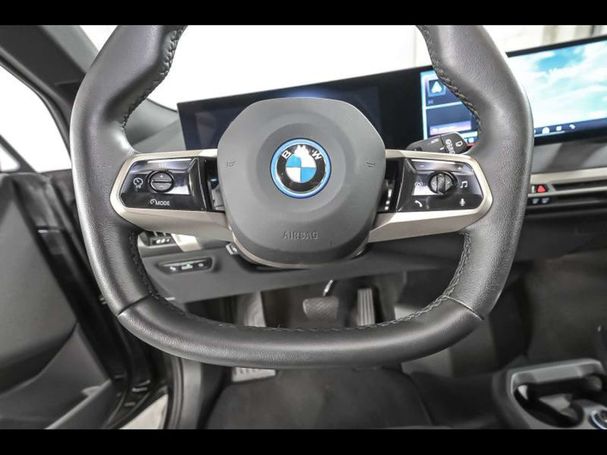 BMW iX xDrive40 240 kW image number 7