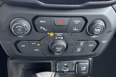 Car image 34