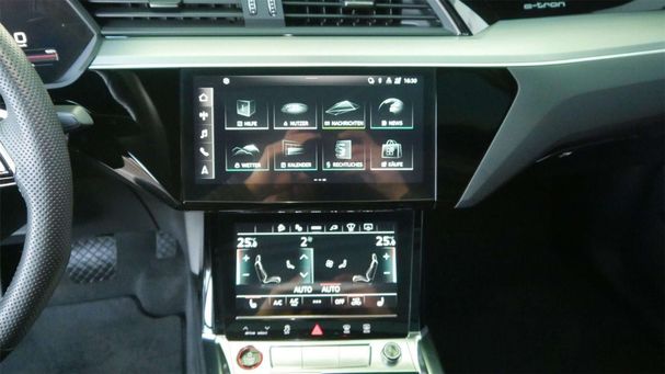 Audi e-tron quattro 370 kW image number 32