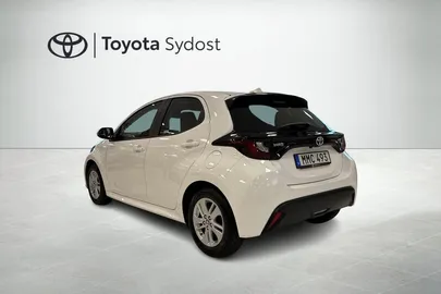 Car image 4