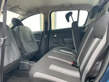 Car image 17