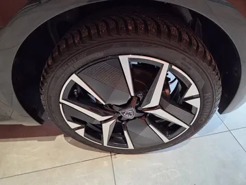 Car image 26