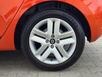 Car image 17
