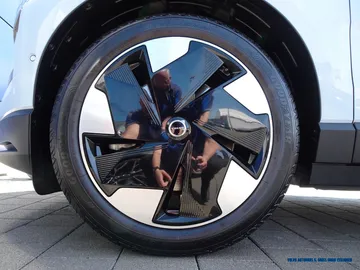 Car image 26