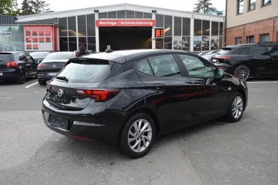 Car image 4