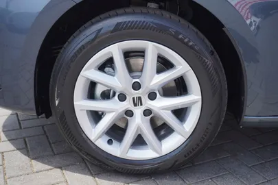 Car image 32