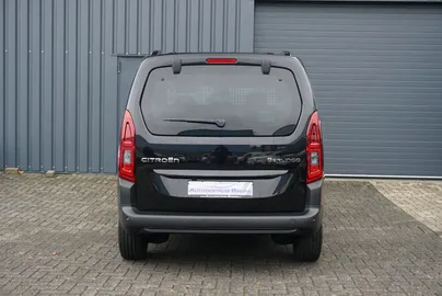 Car image 4