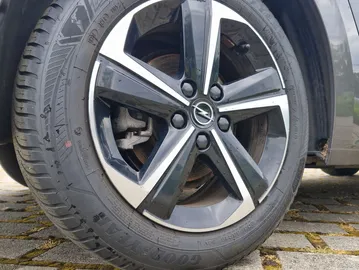 Car image 14