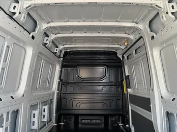 Car image 30