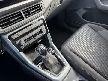 Car image 27
