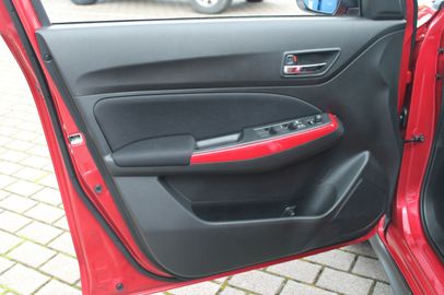 Car image 12