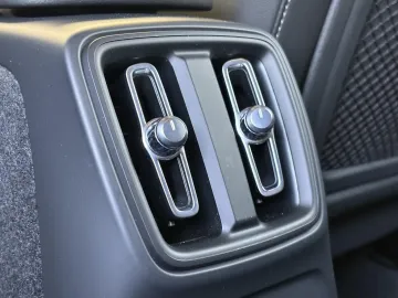 Car image 32