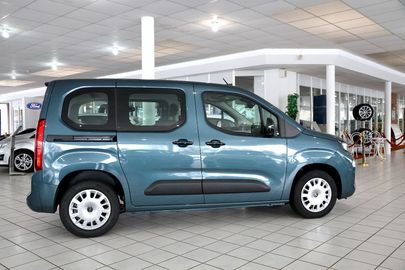 Car image 5