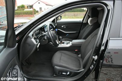 Car image 30