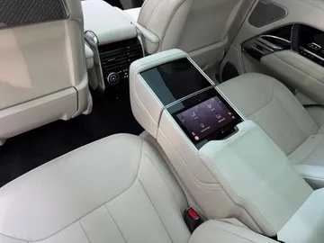 Car image 30