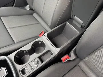 Car image 32