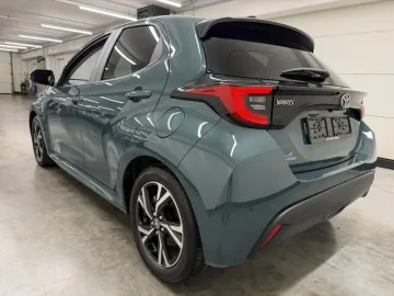Car image 4