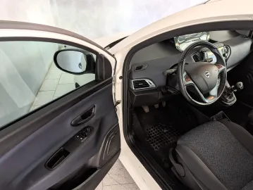 Car image 16