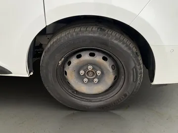 Car image 30
