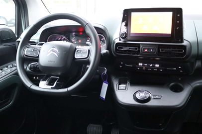 Car image 15